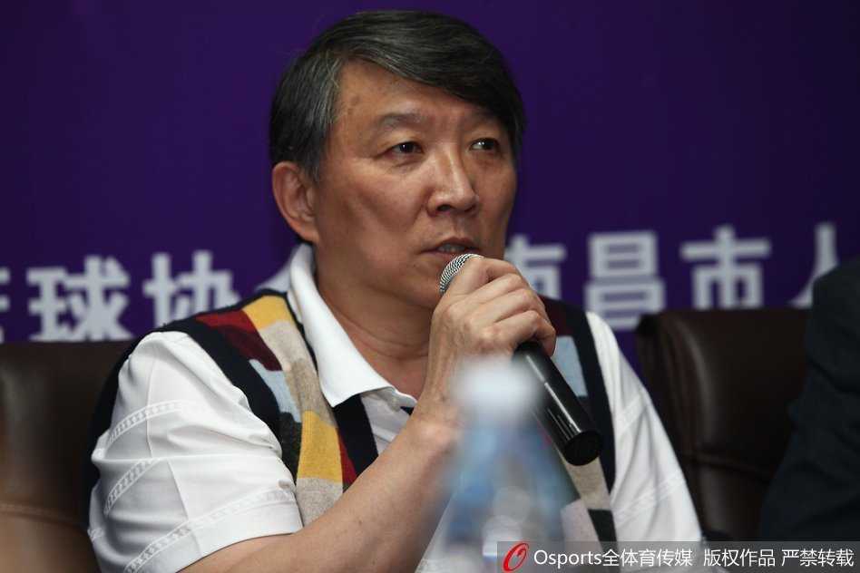 在发布会的互动环节，中国篮球名宿宫鲁鸣正在认真回答记者提问，他面前的麦克风铭刻着多家媒体标识，作为选帅评审团的核心成员，他的意见对最终人选至关重要。