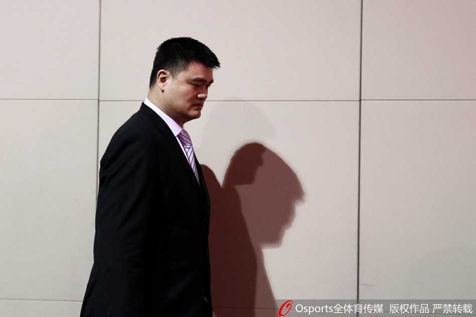 姚明微微弯腰，右手稳稳地将一封巨大的白色邀请函送入复古邮筒的投递口，这一动作仿佛将全中国篮球迷的期待封存，寄往充满无限创意的未来。