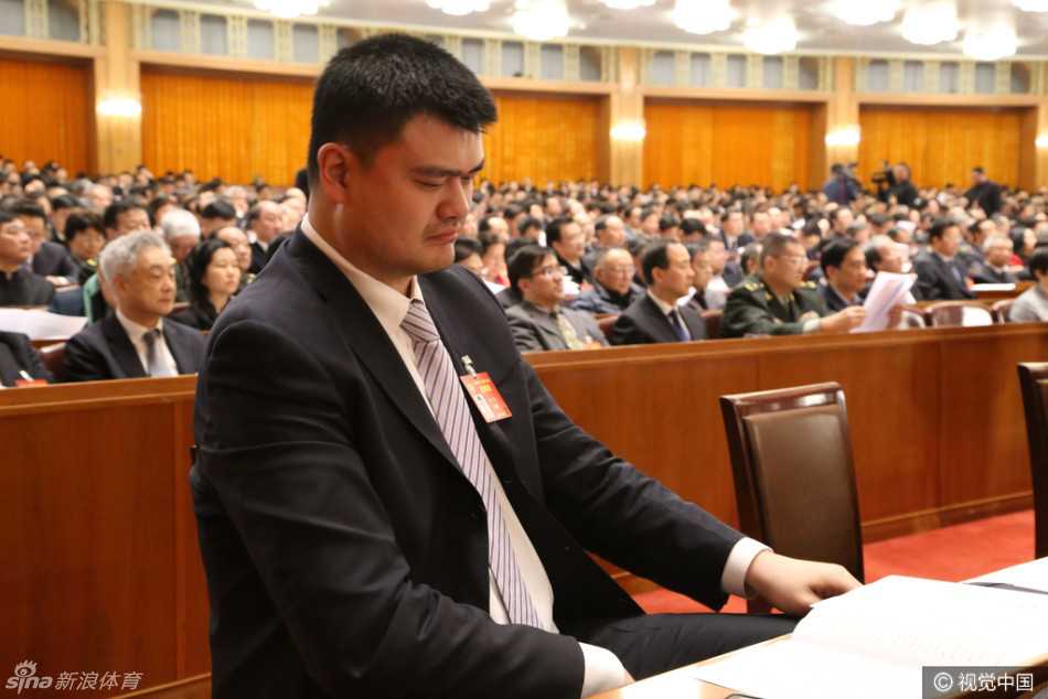 会议间隙，姚明与其他政协委员边走边聊，他标志性的笑容在人群中显得格外亲切，身边委员需要仰头才能与他正常交流。