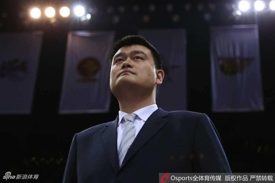 嘻哈歌手GAI在开幕式上激情献唱《火锅底料》，动感的节奏和潮流的说唱瞬间点燃全场，为CBA全明星注入了最年轻的时尚活力。