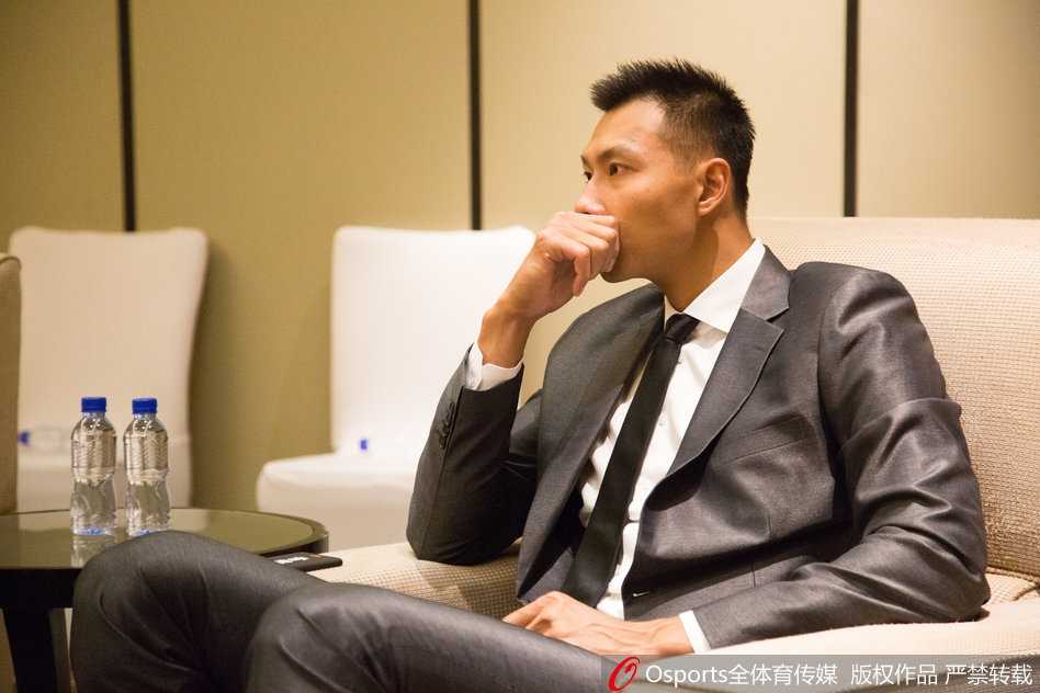 签约仪式现场高朋满座，姚明、易建联与出席嘉宾们留下珍贵合影，定格下这一中国篮球发展中的重要瞬间。