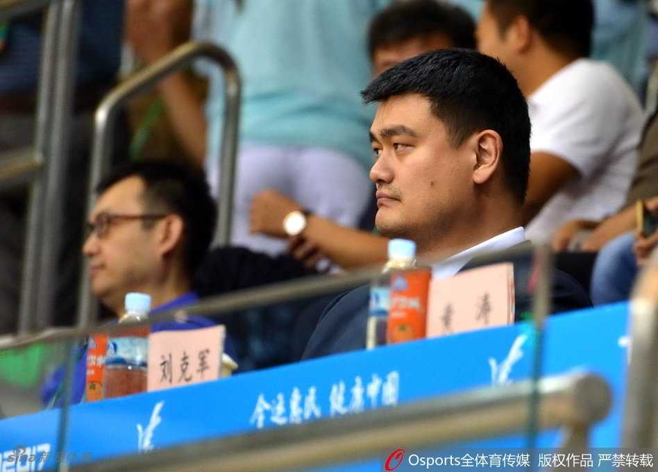 终场哨响，广东队的球员们激动地冲入场内，他们紧紧拥抱在一起，庆祝这来之不易的逆转胜利，年轻的脸庞上写满了狂喜与释然。