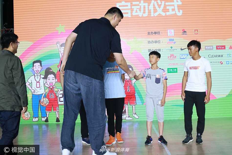 面对众多媒体的话筒和镜头，姚明从容地侃侃而谈，他时而用手比划着，阐述着自己对于乡村体育教育的独到见解，身后是醒目的活动主题背景板，他的每一句话都透露出对孩子们未来的深切关怀。