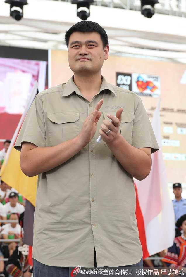 赛后姚明来到中国女篮队员身边，他俯下身子亲切地与刚刚取得胜利的小球员交谈，眼神中满是鼓励与期许。