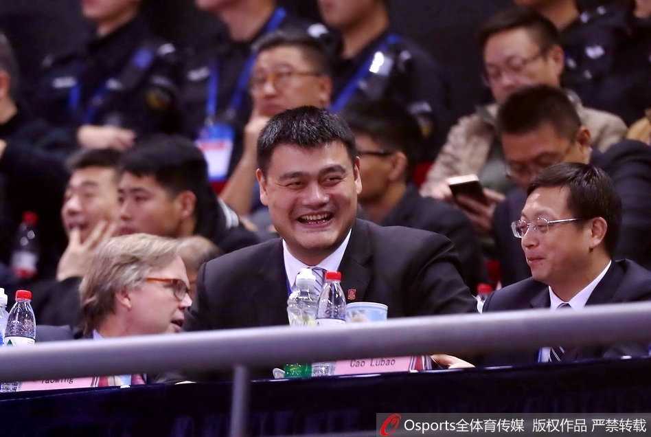 王哲林在禁区内背身单打惠龙儿，他用强壮的身体卡住位置，高高跃起准备勾手投篮，肌肉碰撞间充满了内线搏杀的原始力量感。