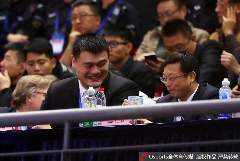 全场比赛结束后，中国男篮红队的全体球员聚集在场地中央，他们将手叠在一起高声呼喊加油，年轻的面庞上洋溢着胜利的喜悦和对未来挑战的昂扬斗志。