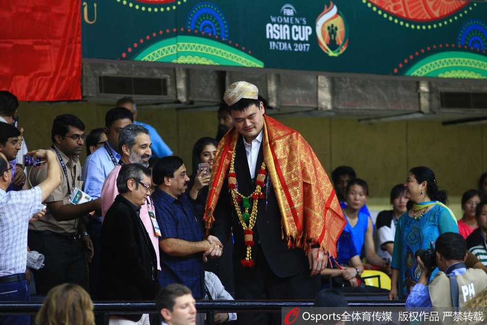 中锋李月汝在内线背身单打，她凭借身高优势强硬顶开防守，将球送入篮筐。这位小将在本场比赛中砍下13分4篮板，成为内线不可或缺的支柱。