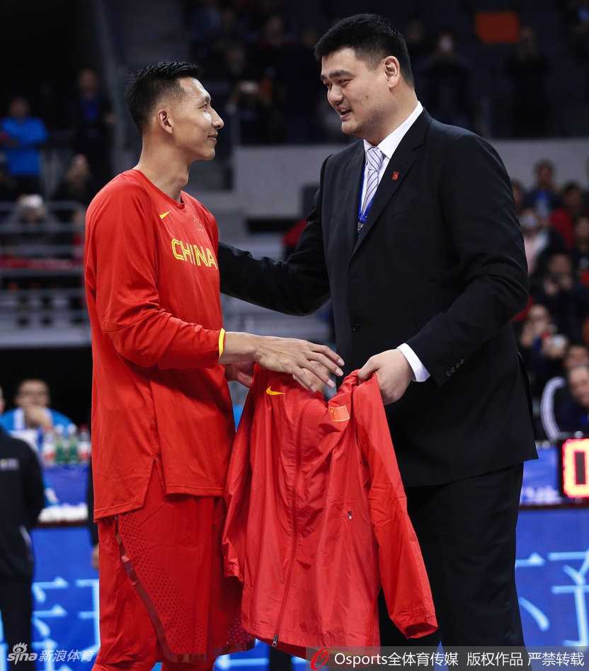 易建联将荣誉外套穿在身上，右手轻轻触摸着衣袖上那一颗颗代表国家队征战经历的五角星，低头凝视，仿佛在那一刻回望自己走过的漫长而辉煌的国手之路。