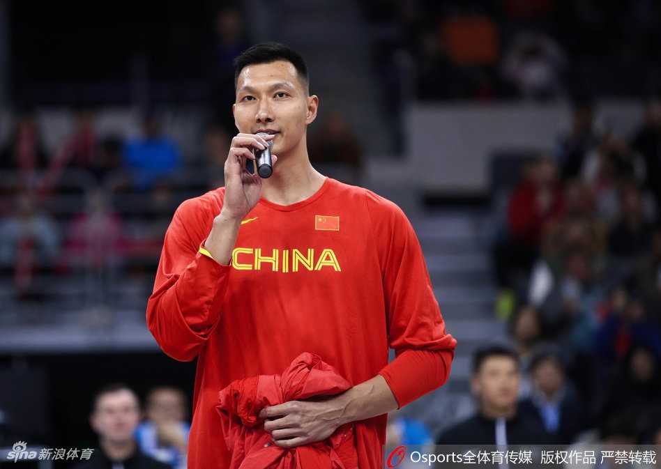 在全场观众的欢呼和注视下，姚明与易建联共同举起那件荣誉外套，展示给全场，这一刻既是赛前的激励，也是中国男篮历史上一次意义深远的火炬交接。