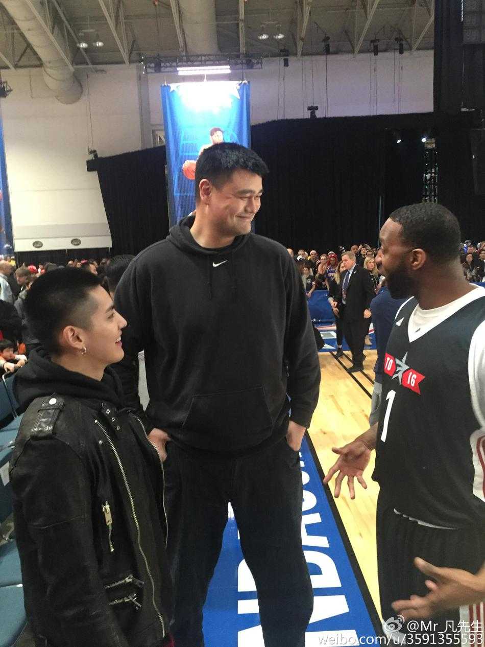 姚明与麦蒂相谈甚欢，吴亦凡在一旁静静地看着两位前辈，眼神中流露出满足与敬意。