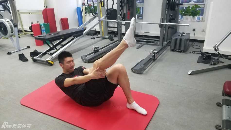 在康复师的帮助下，孙悦使用各种专业的弹力带和器械，小心翼翼地恢复脚踝的灵活性与力量，表情严肃而充满期待。