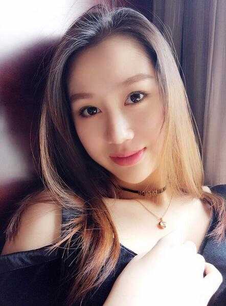 陈露身穿简约白色上衣，单手轻扶脸颊，眼神清澈动人，举手投足间尽显名模风范