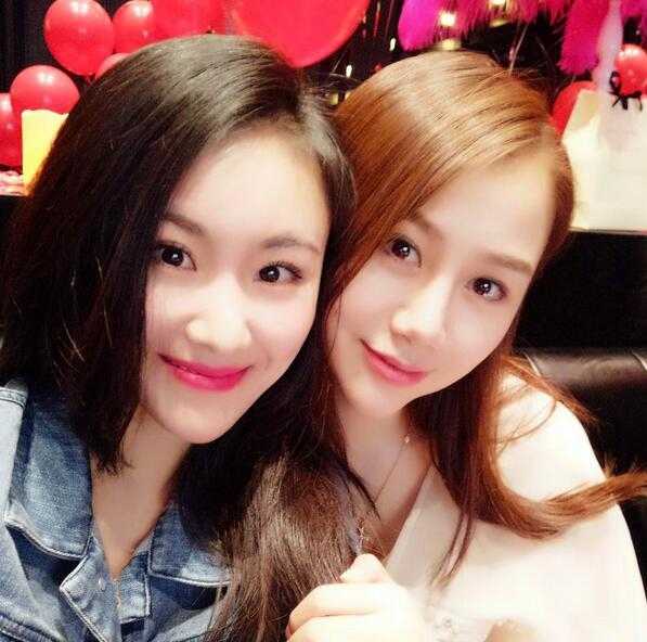 陈露近距离特写，五官精致立体，皮肤白皙透亮，产后气色红润，美艳不可方物