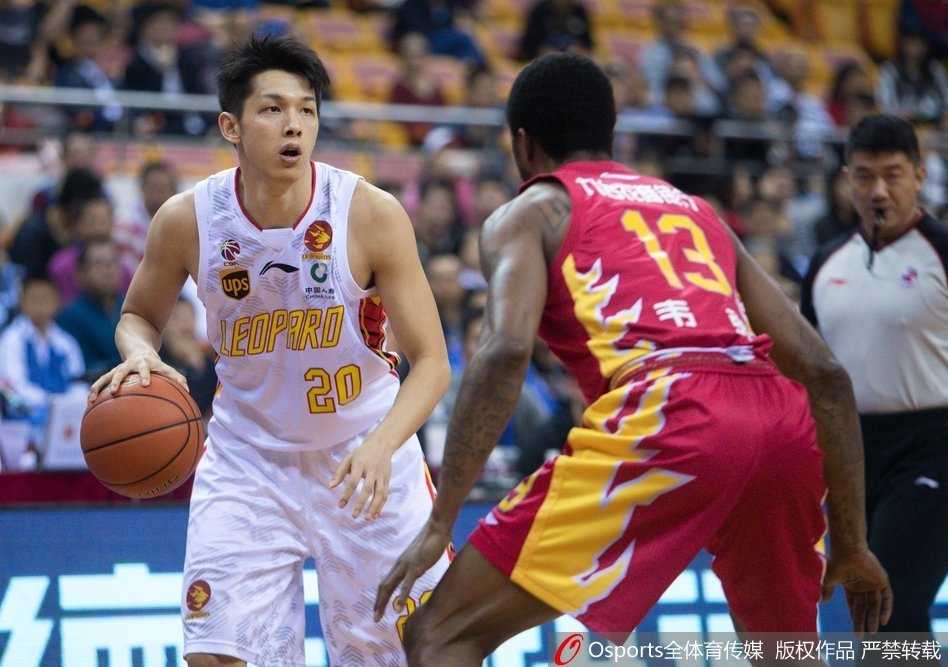 深圳队核心孟铎在三分线外干拔跳投，皮球划出完美弧线空心入网，对手只能望球兴叹