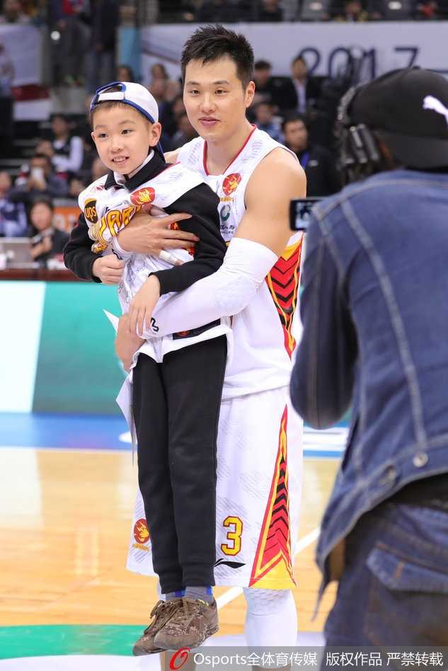 轩轩紧紧将孟铎赠送的签名球衣抱在胸前，仿佛拥抱着最珍贵的宝物，他低头看着球衣上的签名，嘴角不自觉地上扬，眼神中流露出满足与喜悦。