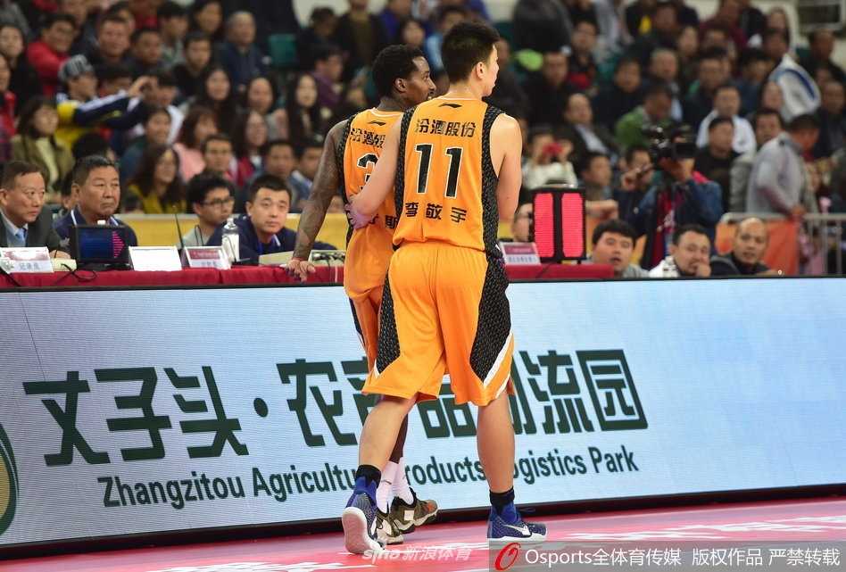 冲突瞬间，双方球员迅速围拢，现场气氛剑拔弩张