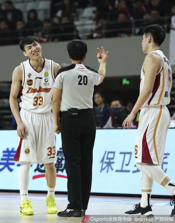 广州队陈盈骏加时赛中突破造成犯规后握拳怒吼，激情四射