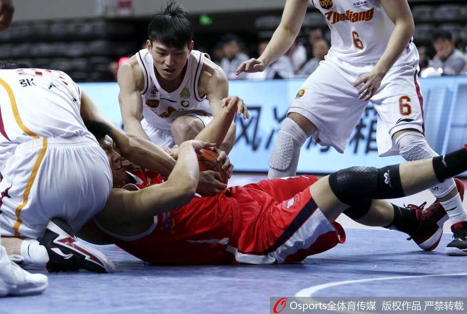 广州队桑尼在浙江队内线三人围堵下奋力摘下进攻篮板