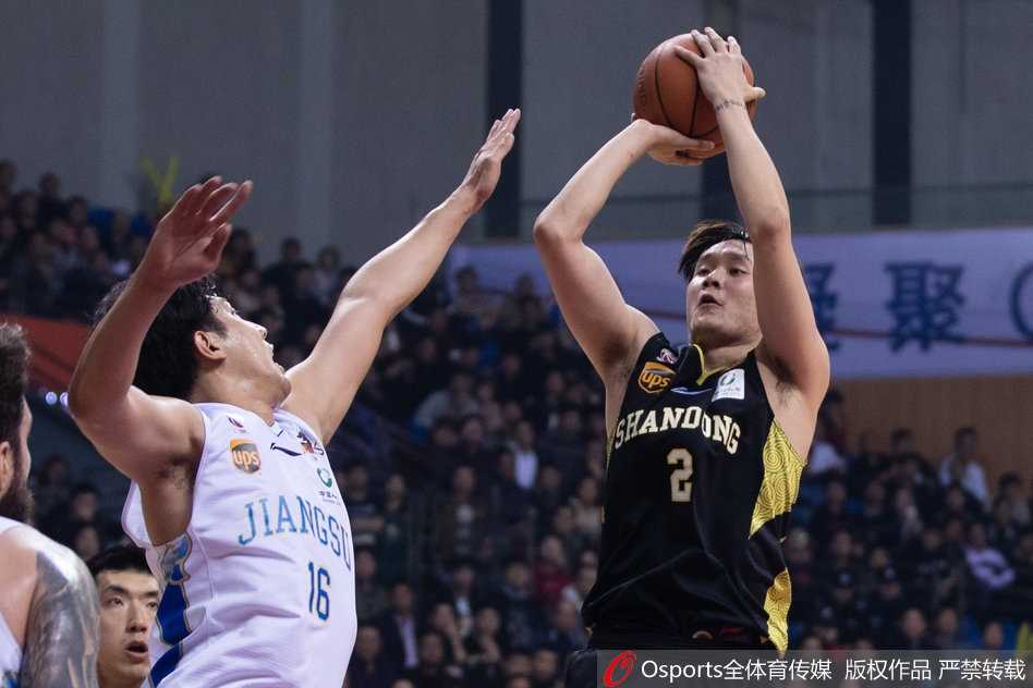 丁彦雨航进球后握拳怒吼，神情霸气外露，身旁的队友也冲过来与他激情庆祝。