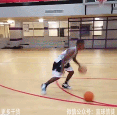 只见他身形一晃如闪电掠过防守，急停跳投的动作一气呵成，篮球在空中划出彩虹般的轨迹，最终空心入网，只留下网兜清脆的震颤声在寂静的球场上空回荡。