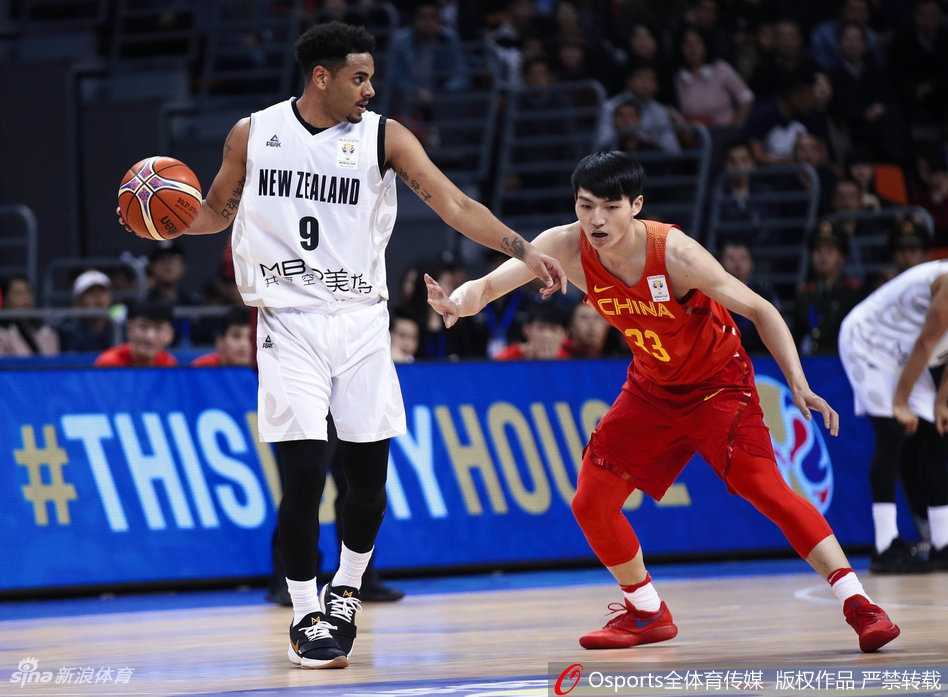 郭艾伦在对方严防死守下奋力突破，虽然本场进攻端受限仅得4分，但他送出了全队最高的5次助攻，并拼抢到6个篮板球。