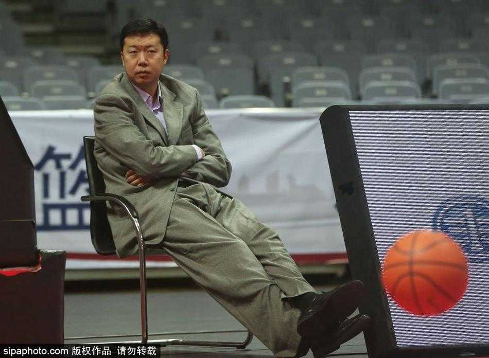 比赛间隙，王治郅神情略显疲惫却依然坚毅，仿佛在回味自己曾经在赛场上驰骋的峥嵘岁月。