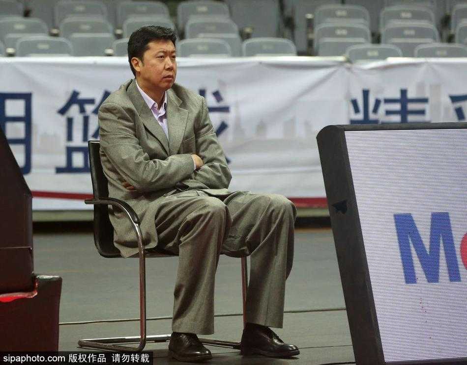 面对记者的镜头和场上的激战，王治郅的眼神穿透喧嚣，沉浸在对篮球战术的深邃思考之中。