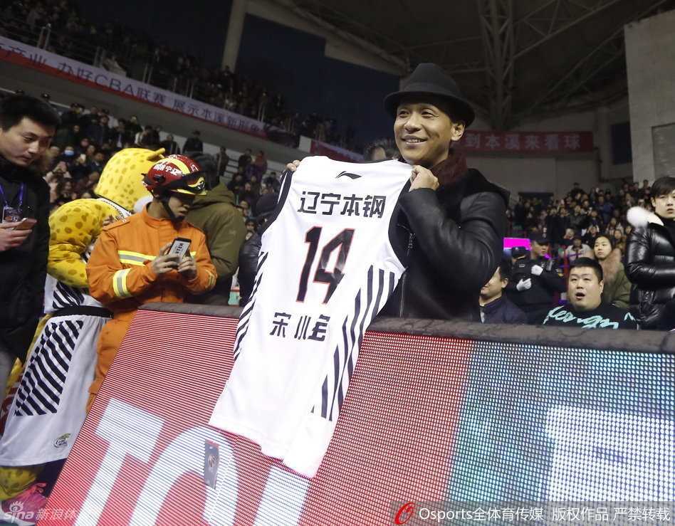 宋小宝激情澎湃地走入赛场边缘，咧嘴大笑为场上队员呐喊助威，其投入的神情成功在激烈的比赛画面中“抢戏”成为亮点。