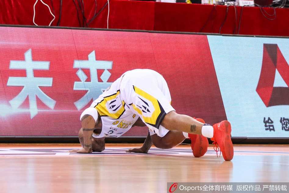 身披北控战袍的马布里在谢幕战中眼神坚毅，他持球组织进攻，仿佛要将他所有的篮球智慧都倾注在这最后一舞的每一个瞬间。