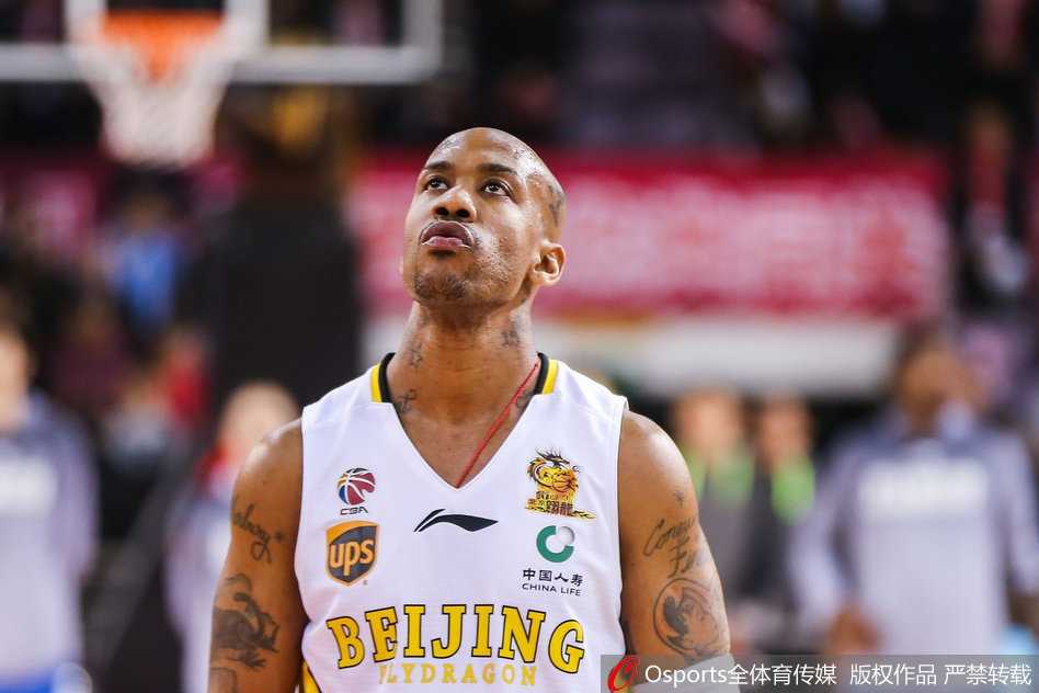 赛后，马布里眼含热泪，与场边的亲友和球迷深情互动，这动情的一幕为他的传奇职业生涯画上了充满温度的句点。