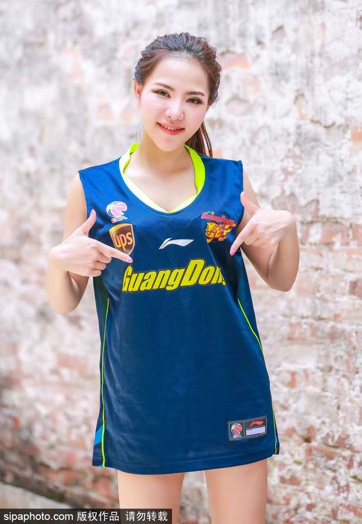 镜头前的宏远啦啦宝贝，身着一袭纯白露脐装，甜美的笑容如春日暖阳，她轻轻摆动手臂，展现出青春独有的活力与自信。