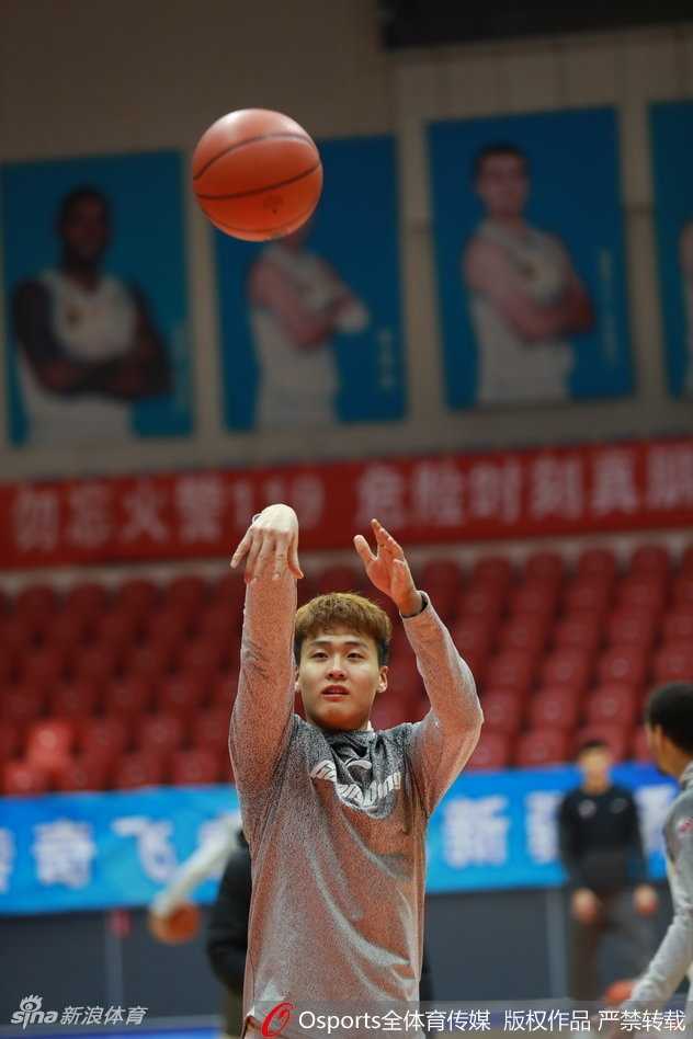 一个训练间隙，易建联双手扶膝，大口喘气。高强度训练带来的疲惫写在脸上，但那份对胜利的渴望却从未消减。