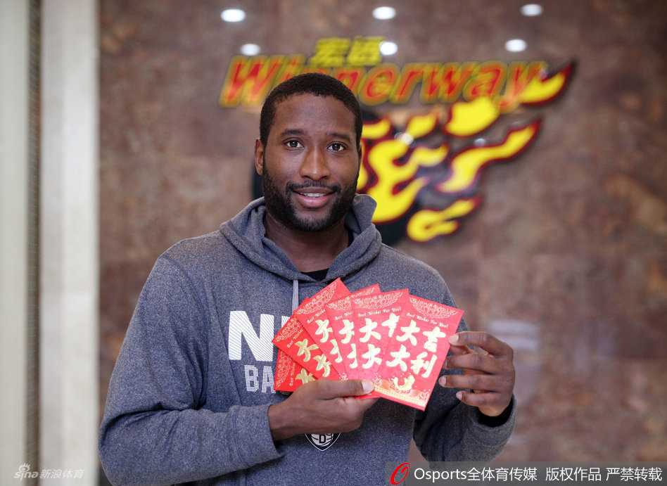 ‘财神’布泽尔手持红包开怀大笑，这位NBA名将完美融入中国文化，用标志性笑容向球迷贺岁