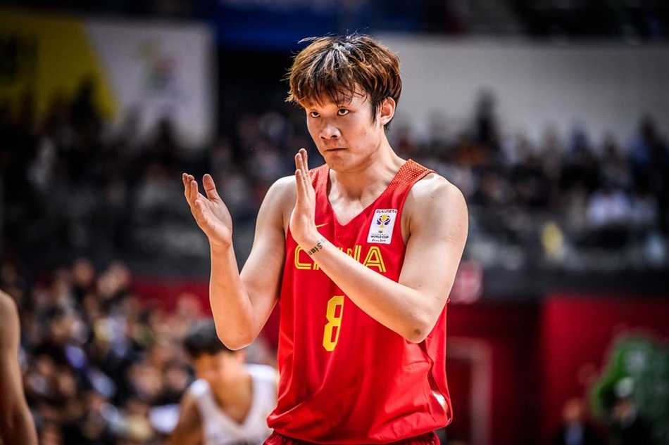 终场哨响时，中国男篮红队全体球员聚集在场地中央，大家紧紧相拥，脸上洋溢着客场掀翻宿敌后的狂喜。