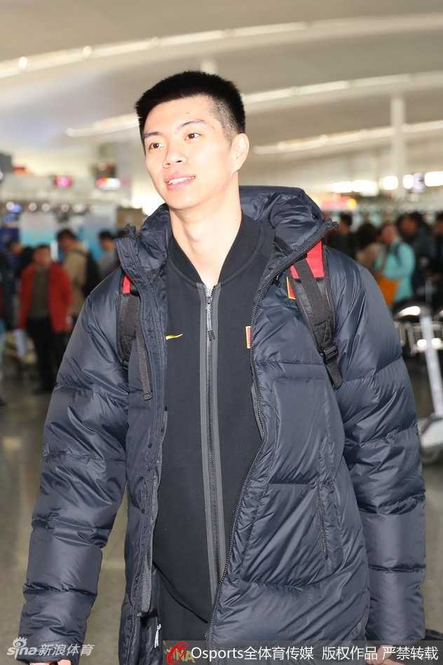 赛前热身环节，丁彦雨航神情专注地练习投篮，他的每一次出手都显得自信从容，这位被球迷爱称为“外援丁”的锋线杀手，早已对晚上的战斗摩拳擦掌。