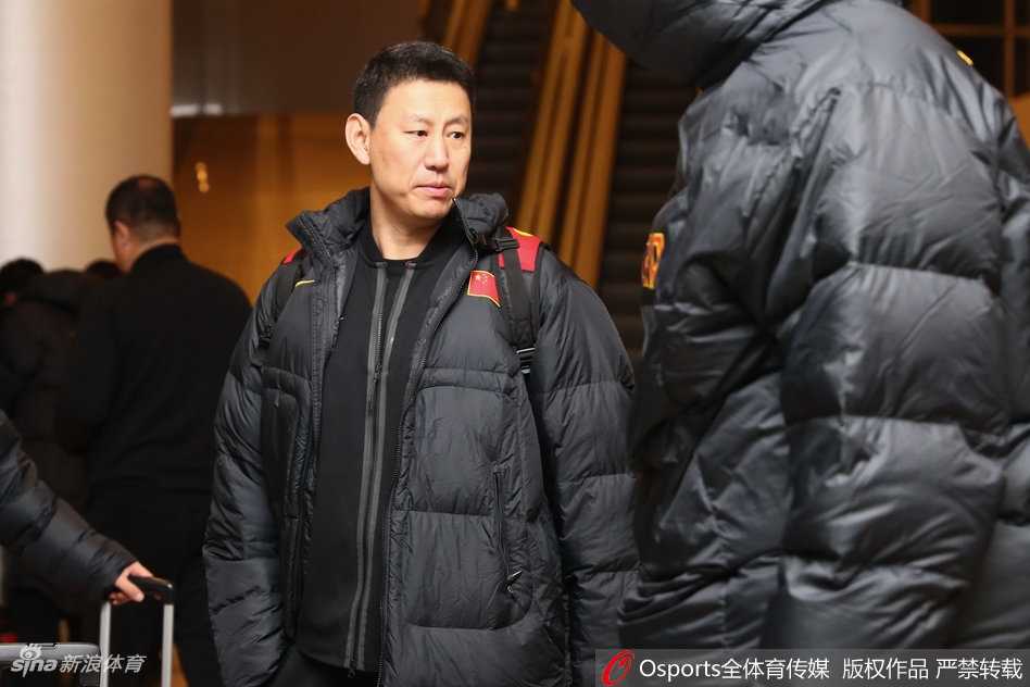 聚光灯下，丁彦雨航在对抗训练中完成一记势大力沉的单手劈扣，身体在空中绷成一张完美的弓，定格了赛前备战的高光瞬间。