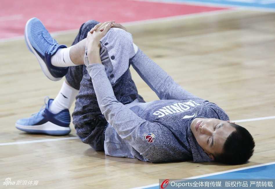 巴斯在篮下高高跃起，双手紧紧抓住篮球，整个身体在空中舒展开来，完成一记势大力沉的单手劈扣，瞬间点燃了训练馆内的气氛。