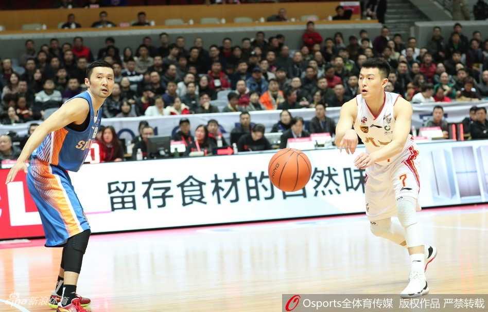 四川队暂停期间，哈达迪主动接过战术板，神情专注地为队友画着战术跑位，颇有领袖风范。