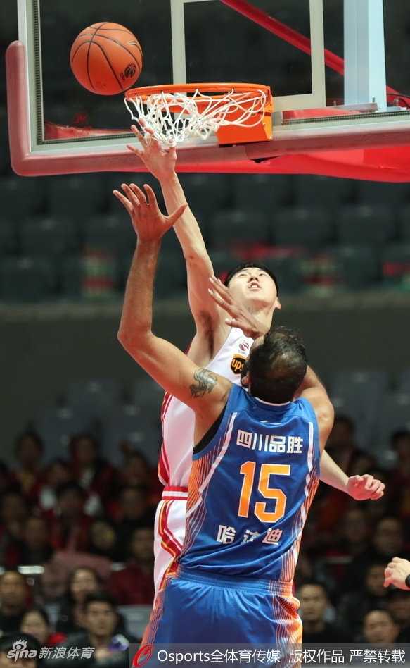 比赛结束后，哈达迪紧握双拳仰天长啸，身后的队友们纷纷涌上前来，庆祝这场来之不易的客场胜利。