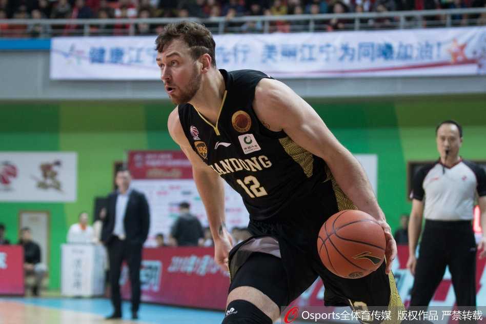 山东队球员在客场取胜后围成一圈，怒吼着庆祝这场来之不易的宝贵胜利