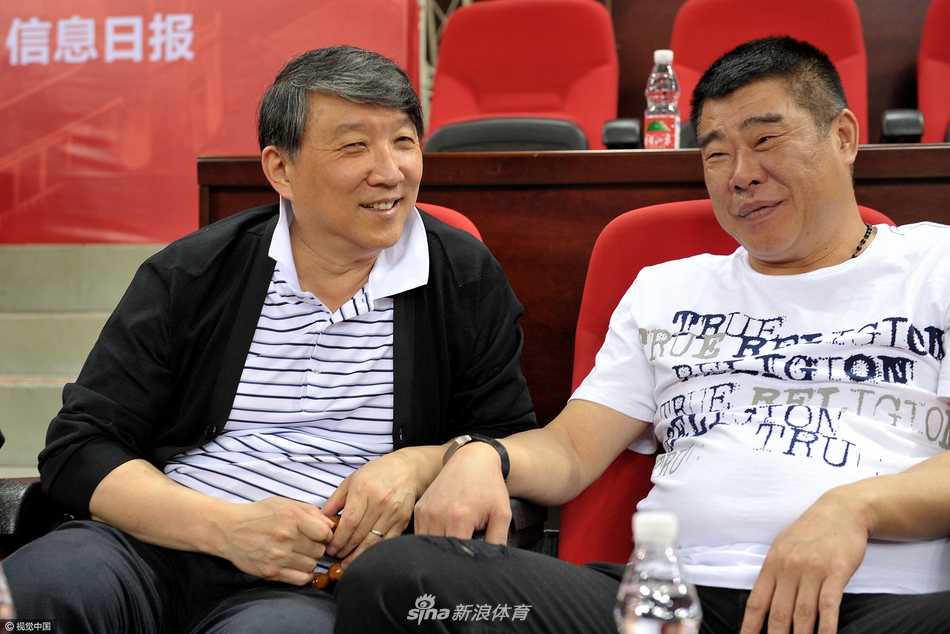 宫鲁鸣在场边观战全运会预赛，他与身旁的老友谈笑风生，神态轻松，仿佛正在享受着篮球带来的纯粹快乐。