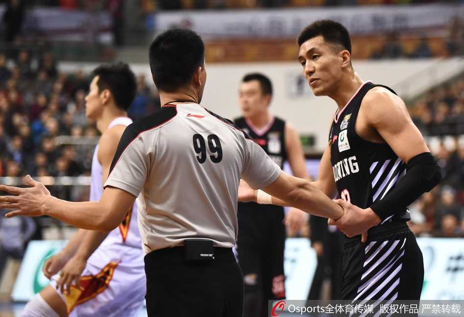 冲突平息后，比赛重新开始，郭艾伦运球推进，于德豪再次弓腰展开双臂进入防守姿态，两人的战斗在沉默中继续。