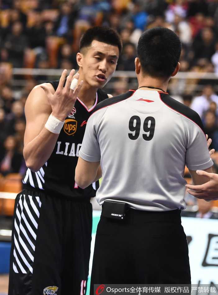 郭艾伦面红耳赤地逼近于德豪，口中不停地说着什么，而于德豪则张开双臂，一脸无辜地看向裁判，试图解释自己的防守动作。