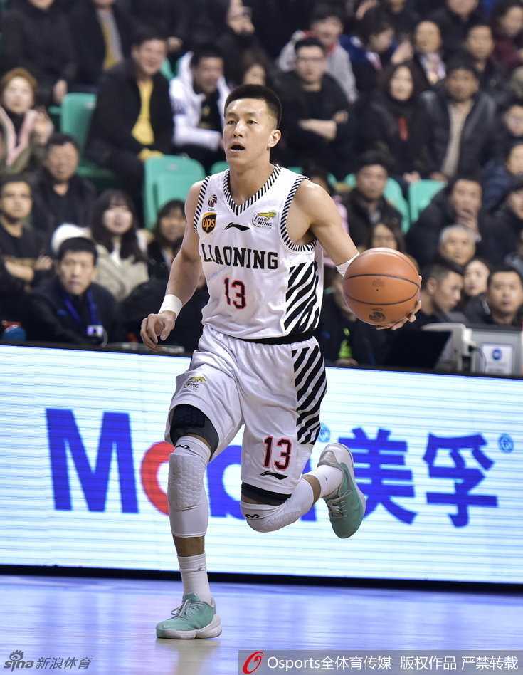 郭士强指导在场边焦急地呼喊，双手比划着战术手势，眼神专注而犀利，面对场上瞬息万变的局势，他恨不得亲自披挂上阵指挥若定。