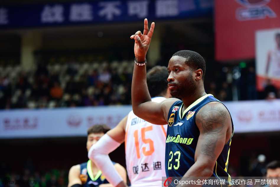 易建联贴身严防哈达迪，双手高举干扰其视线，防守端全力以赴。