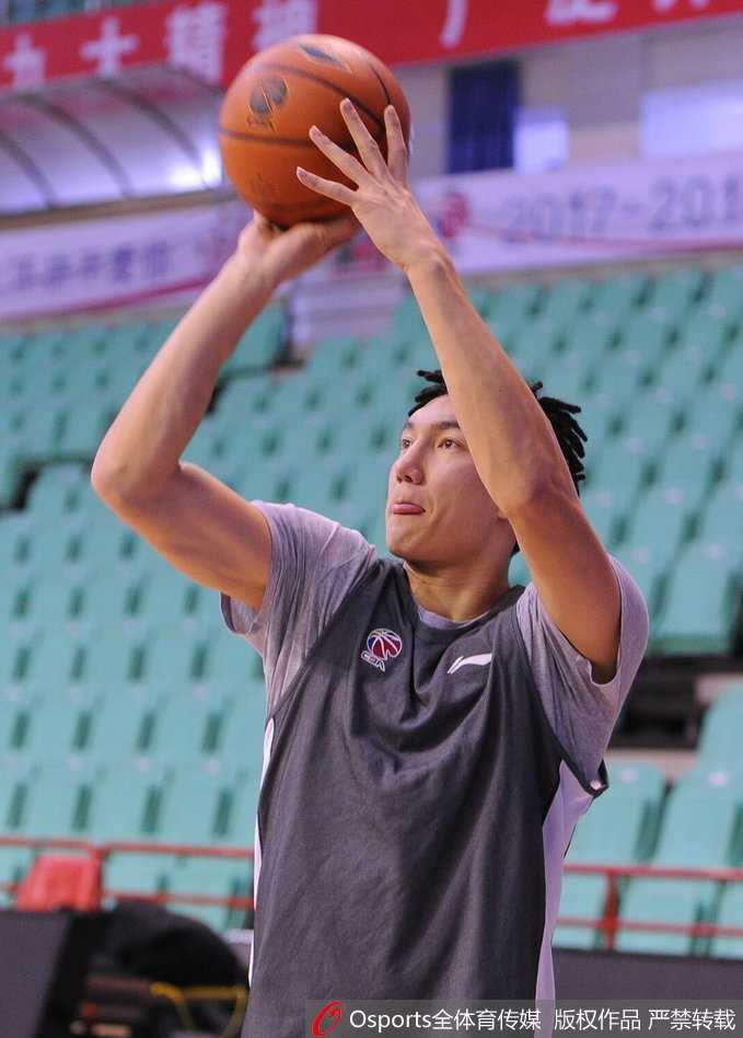 哈德森紧握拳头，眼神坚定地望向球场另一端；而亚当斯则叉腰站在一旁，嘴角带着一丝微笑，两人之间流淌着英雄惜英雄的微妙气氛。