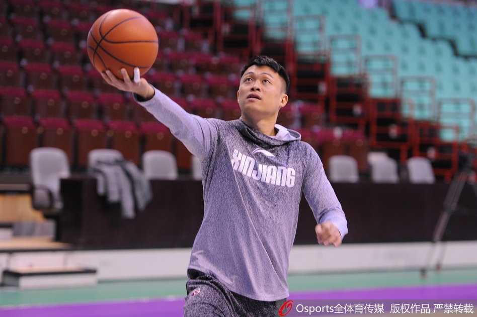 赛前热身时，亚当斯与哈德森肩并肩站在一起，两人脸上洋溢着轻松的笑容，仿佛不是在准备一场大战，而是在参加老友聚会。