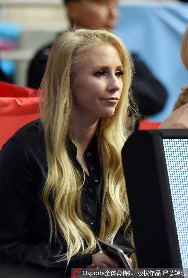 惠特尼与身旁友人一同大笑，欢乐的气氛感染了整个看台