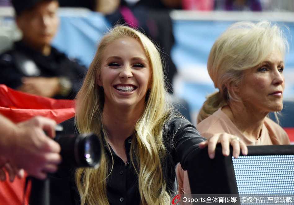 惠特尼双手合十放在胸前，开怀大笑中带着一点害羞，可爱至极