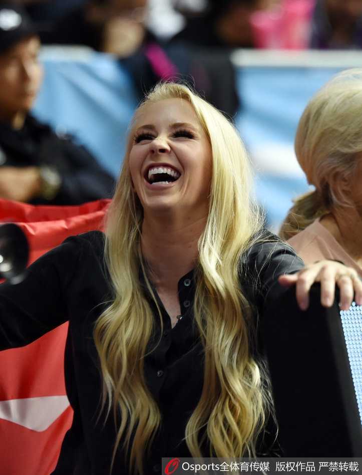 惠特尼咧嘴大笑，露出整齐的牙齿，眼神里闪烁着骄傲的光芒